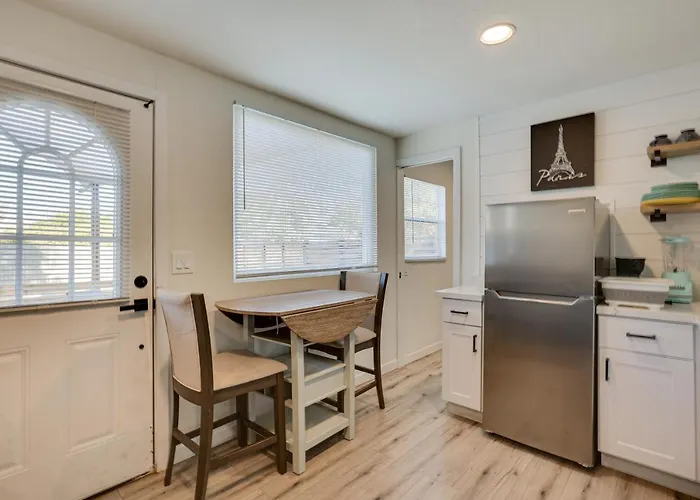 Couples Retreat! Tiny 5 Mi To Dtwn Apartment