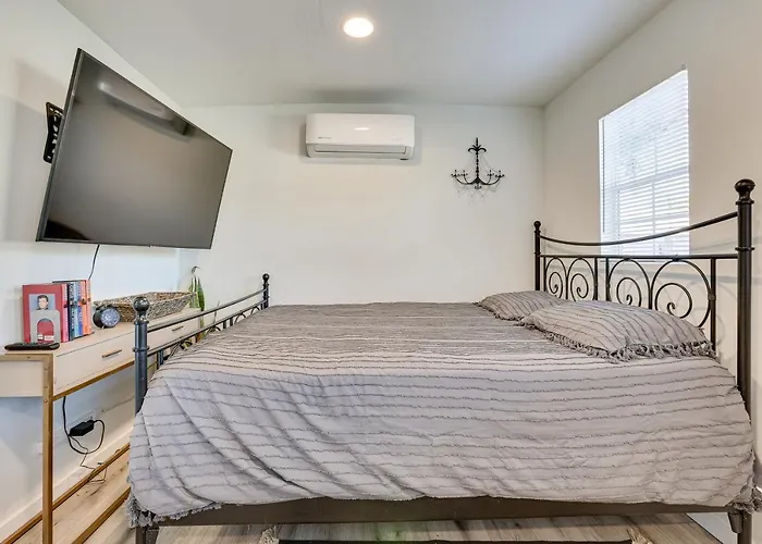 Couples Retreat! Tiny 5 Mi To Dtwn Apartment *